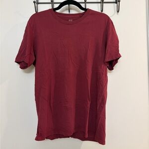 Uniqlo Men’s Red Maroon T-Shirt